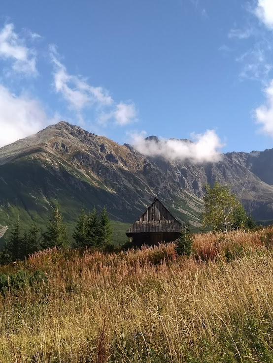chmura, co siedzi sobie na szczytach